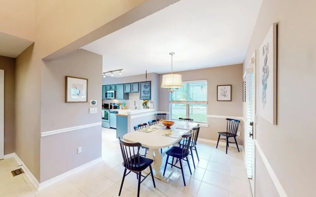 3BR Dog-friendly Retreat w/ Fireplace & Patio