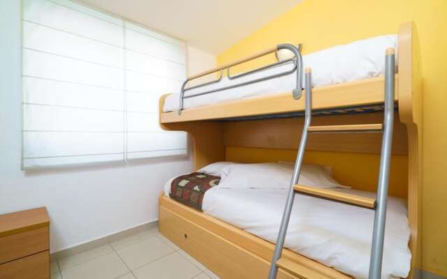Fantastic first beach line attic apartment, sleep7