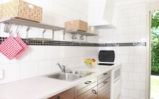 Comfortably Furnished Bungalow on Lake Veere