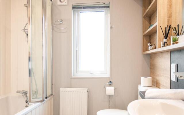 Lilac Lodge with Hot Tub