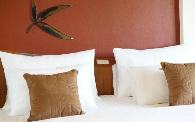 The Country Lake View Hotel