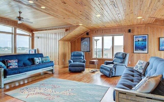 The Boat - 8 Br Home