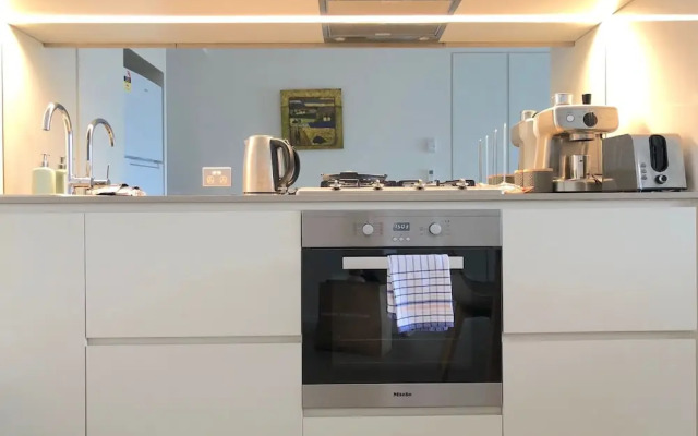 Pride Docklands Waterfront Apartment City View