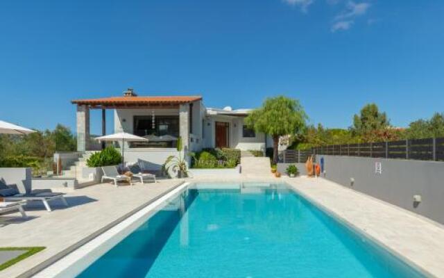 Villa Ampelaki - with heated pool