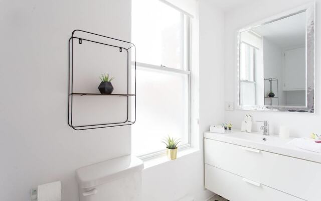 Beautiful and Cozy Steps From Mount-royal