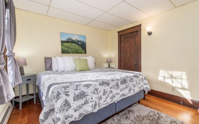 Rockwell Retreat 4 Bedroom Home by NW Comfy Cabins by RedAwning