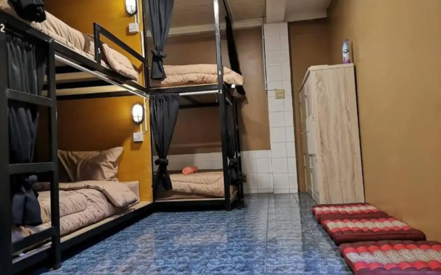 Waterside House And Hostel