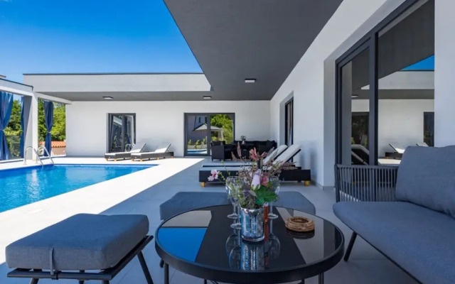 Villa Pool House Fancy