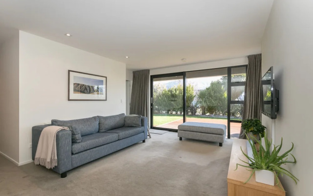Clutha Place - Sleeps 8 - Lake Views - Balcony