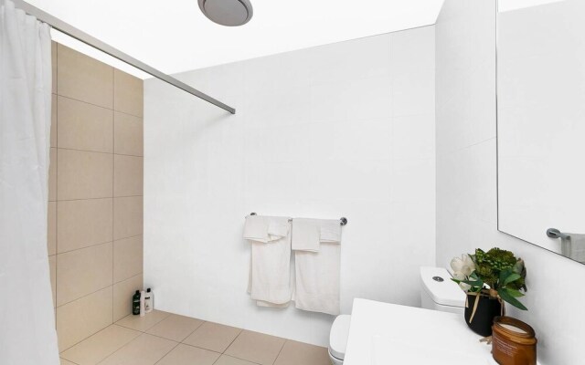 City Central Designer Apartment with Parking