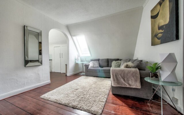 Modern 2BR Home on the Royal Mile!