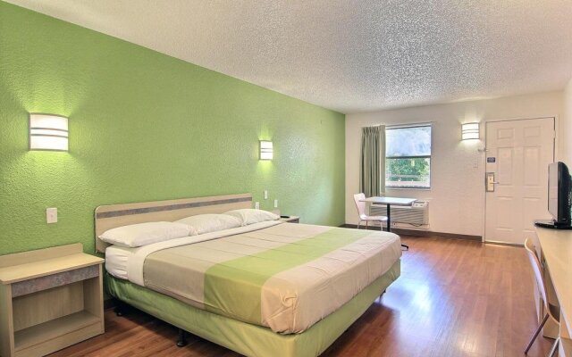 Motel 6 Austin, TX - Central Downtown UT