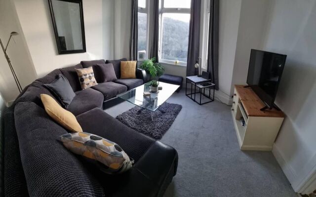 Modern 4-bedroom Townhouse With Private Garden