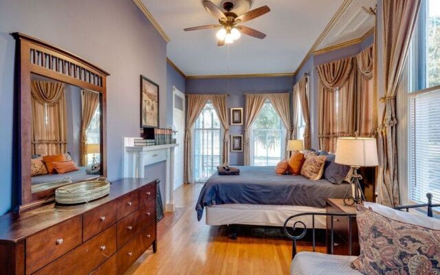 Elegant 2BR on Forsyth Park