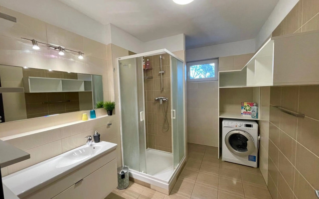 Apartment Rosnička with King Bed, Balcony, Free Parking