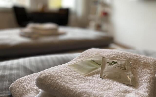 Tiny Apartment - Parking - Kitchen - Netflix