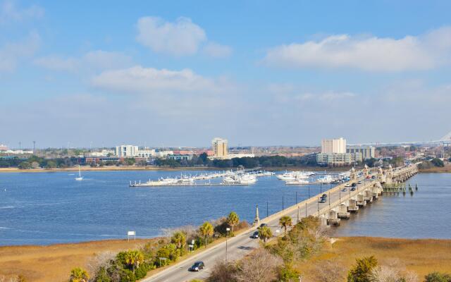 Holiday Inn Charleston Riverview, an IHG Hotel