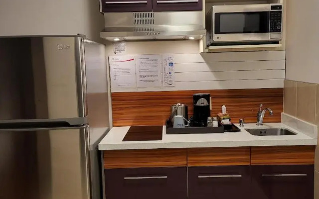 Days Inn & Suites by Wyndham Fort Saskatchewan