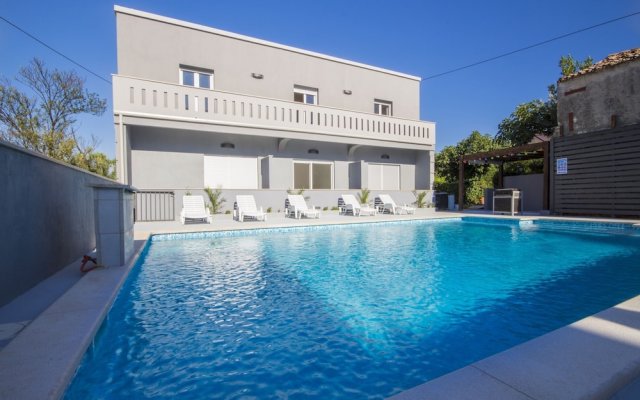 Villa With 5 Bedrooms in Pomer, With Private Pool, Enclosed Garden and