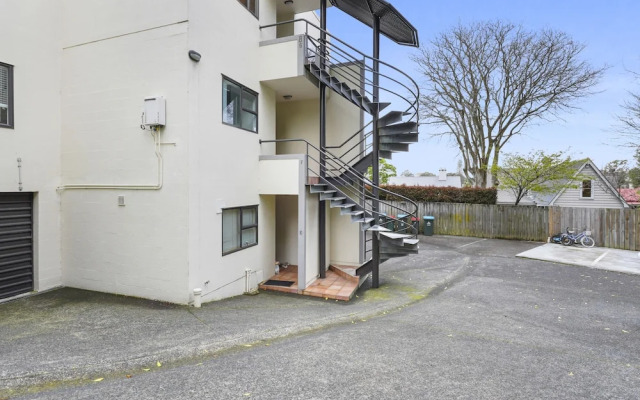 Stylish Central 2BR Apt nr Hospital