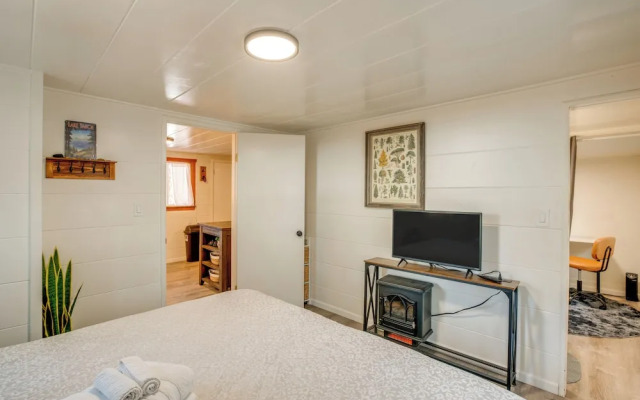 Walk to Beach: Dog-friendly Cabin in Glenbrook!