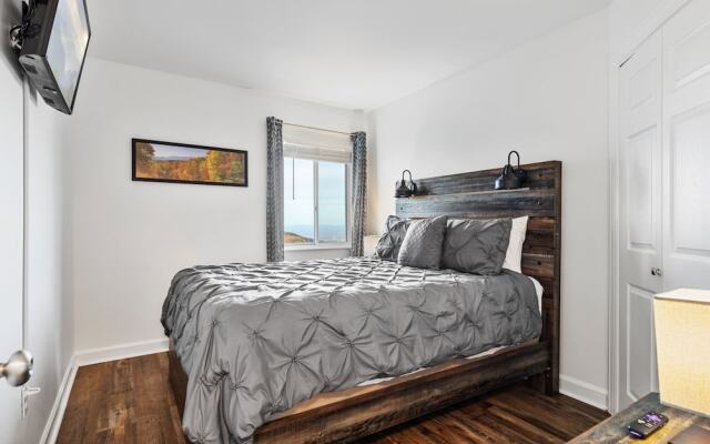 The Summit 5307 / INDOOR AND OUTDOOR POOLS