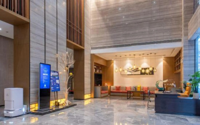 Qianmen Holiday Inn (Zhuhai City Rail Mingzhu Station)