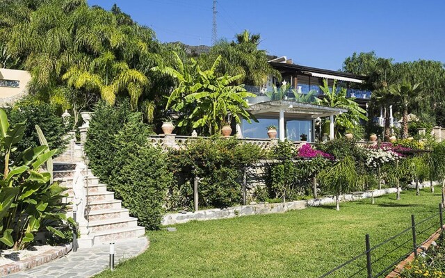 Exclusive Villa With Panoramic Swimming Pool And Jacuzzi 2 Km From The Sea