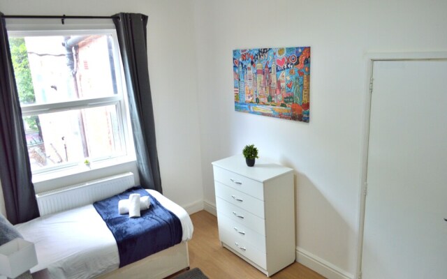 Beautiful Two-bed Apartment With Driveway Parking