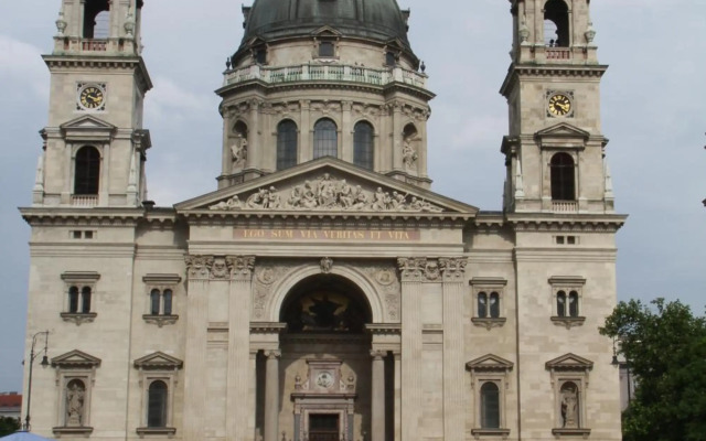 Queen Zita Apt 130 m2 near Chain Bridge