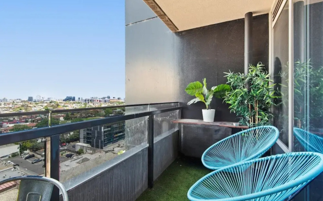 Chic 1-bed With Balcony Views and Amenities