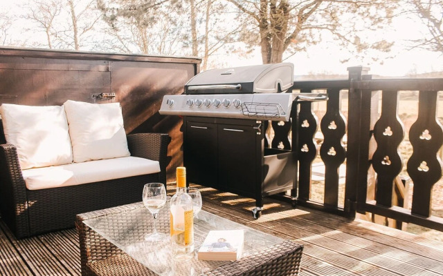 Keer Side Lodge, Luxury Lodge With Private hot tub at Pine Lake Resort