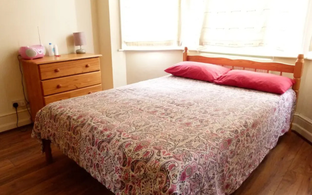 SS Property Hub - Family Apartment Barons Court