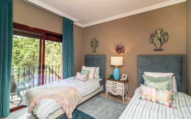 Luxury 2-bed Apartment in Elviria W/pool