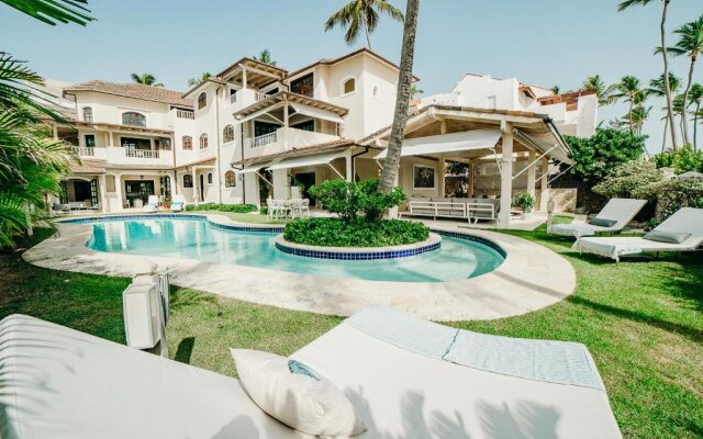 Luxury Villa on the Los Corales Beach, Playa Bavar