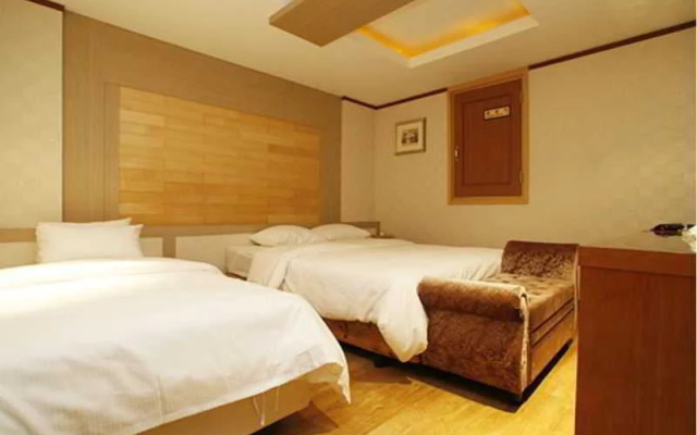 Two Be In Tourist Hotel