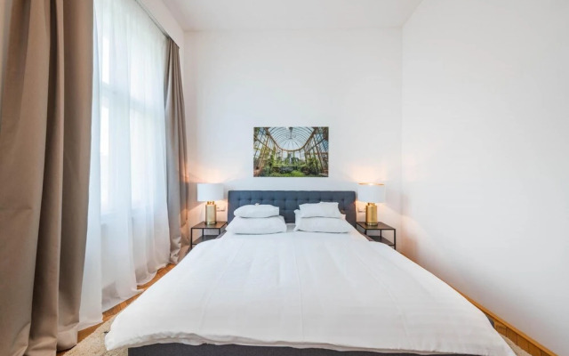 Deluxe Apartment With Parking and Office Next to the City Park