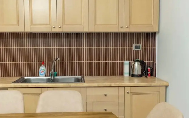 Tirent Apartment - Spacious 2-Bedroom Stay Near Liqeni i Thatë