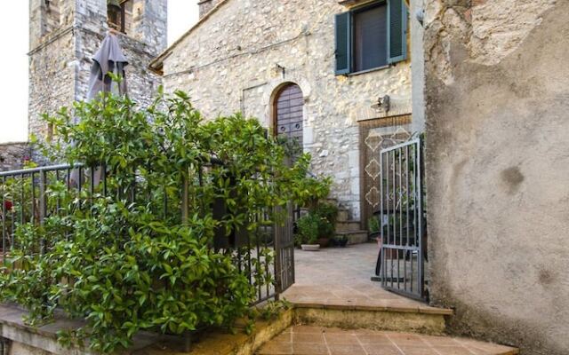 Casa Della Torre In Borgo Medievale