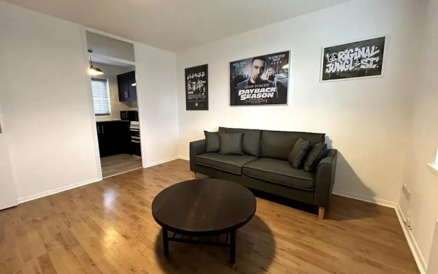 Essex 2 Bed Flat Near Station With Free Parking
