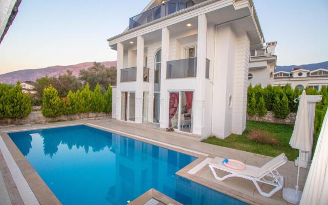 Silver Yunus Villa