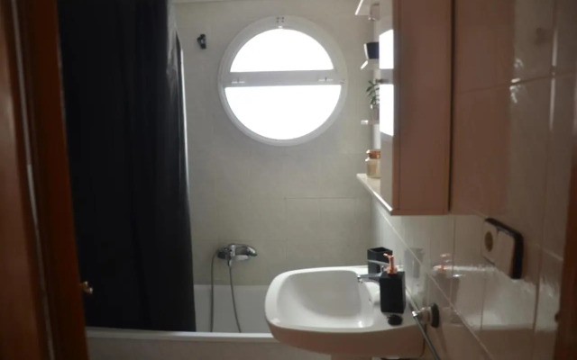 AMAZING SUNNY FLAT WITH BALCONY POOL two MINS FROM THE BEACH