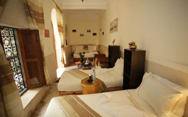 Riad White Flowers