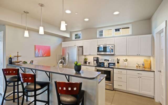 Quiet Urban Community – Designer Home W/ Hot Tub!