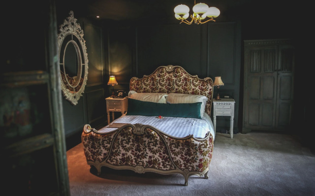 Le Petit Chateau & William de Percy