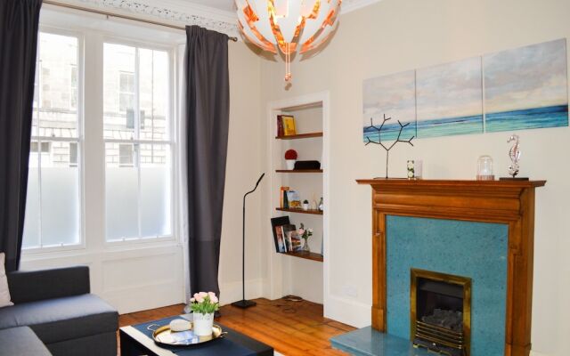 Traditional 2 Bedroom Flat Near City Centre