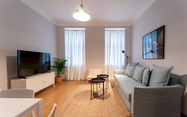 Spacious 2bdr Apt in Beautiful Neighborhood