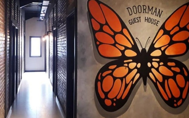 RedDoorz Plus @ Doorman Guest House