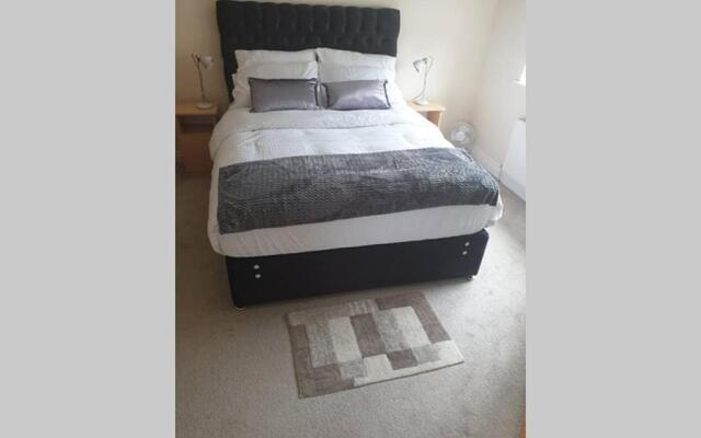 private-ensuite-room Limerick city stay