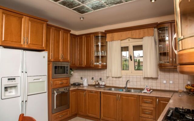 Beautiful Villa With Private Garden And Pool